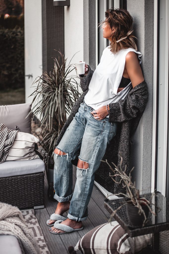 Very often I wear at home relaxed boyfriend jeans. I find it comfortable and cool and I consider distressed jeans as one of the staples in my wardrobe. These are a pair of vintage Levi's jeans I bought second hand and I distressed them myself. I also wear regularly this white drop arm tank top. I like its sporty-chic outlook and I practically wear it with everything, i.e. a lace bralette, a minimal bandeau top or even a simple bra. It is very attractive and it definitely looks photogenic. Finally, my latest loungewear obsession is these fluffy flip-flops, which I wear non-stop. Aren't they so cute? They are such a must-have for stay-home situations.