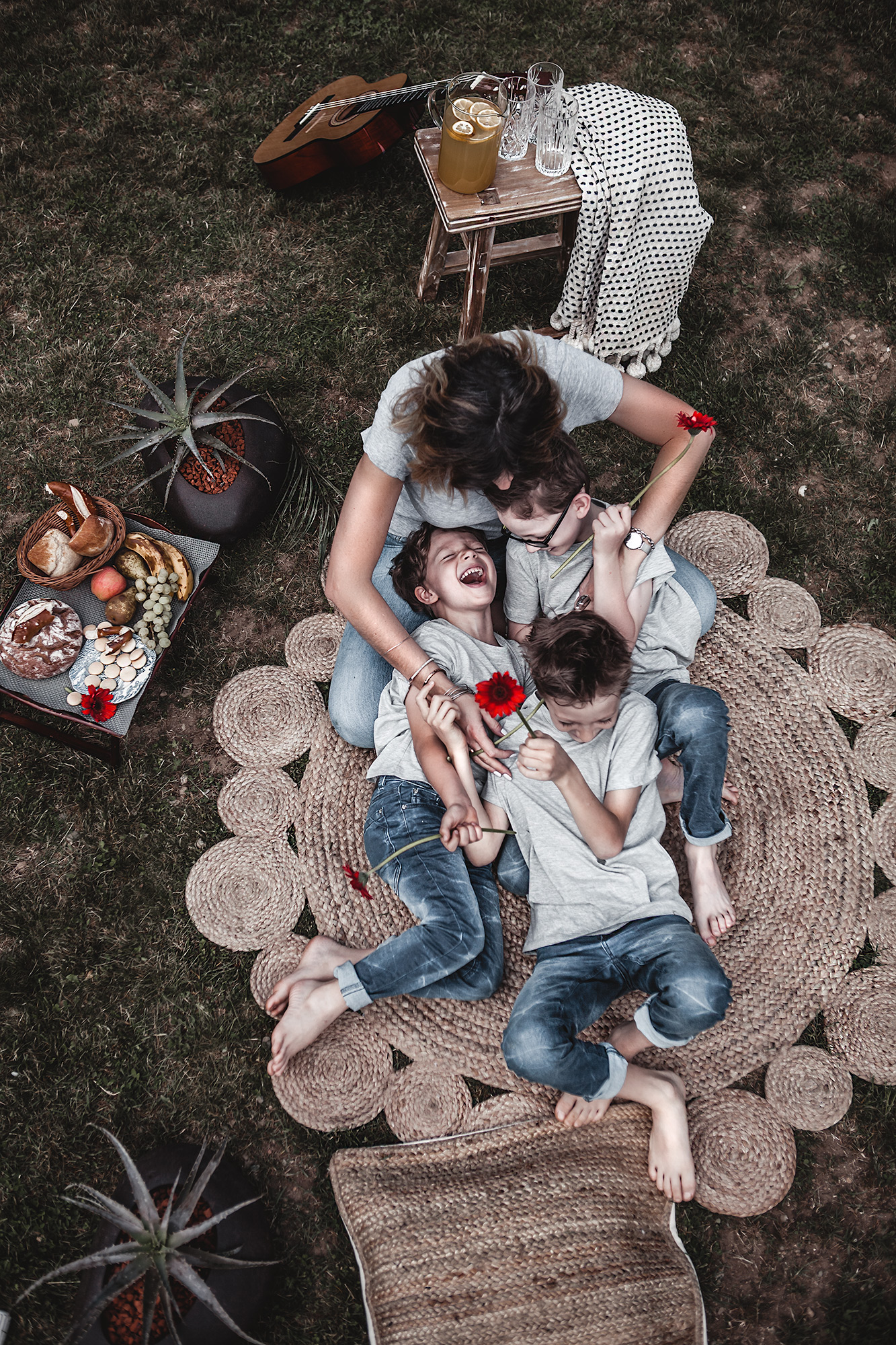 With these tips and decorative elements create a simple picnic decor in the garden and make the spot relaxing, familiar & inviting instantly. Family photo, mother and sons, picnic, garden, mother and kids, round jute rug.