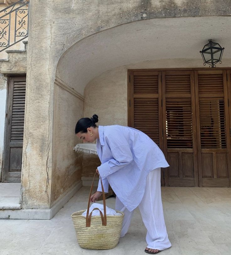 Linen trousers - oversized shirt - basket bag