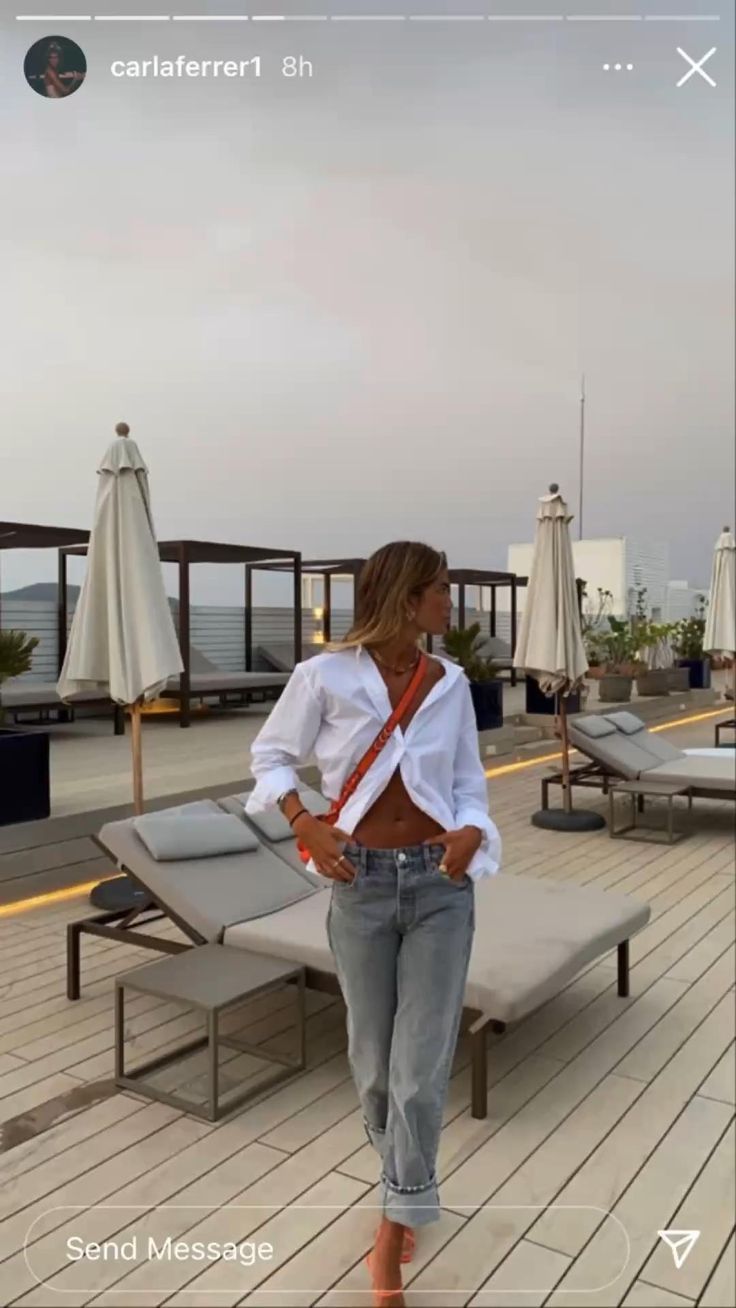 Jeans mit umgeschlagenem Saum, weißes Hemd | @carlaferrer1