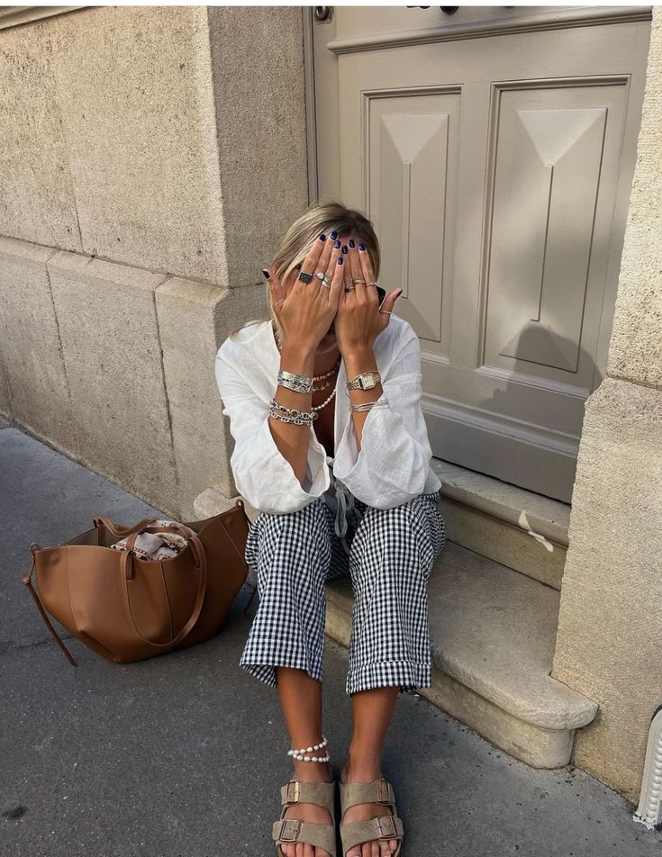 Weißes Leinenhemd, karierte Hose, große Ledertasche, Birkenstocks